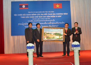 Đồng chí Trần Đăng Ninh, Phó Bí thư TT Tỉnh ủy và đồng chí Bùi Văn Cửu, Phó Chủ tịch TT UBND tỉnh tặng bức tranh công trình Thủy điện Hòa Bình cho Đoàn đại biểu Lào. 

